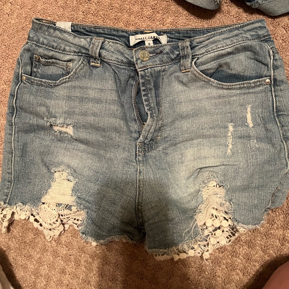 Light Jean shorts with lace